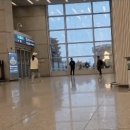 인천공항 안에서 헛짓거리하는 커플 이미지