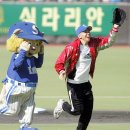 한국시리즈 2차전 시구 해맑은 진호ㅋㅋ 이미지