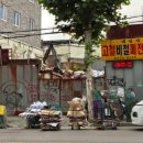 고물상 앞 새벽 폐지줍는 어르신들의 삶의 풍경 이미지