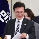 현상의진리기준:대통령지지도와 대통령국정리더쉽에대한 국회과반수의결권자체가 정의,인도에 바탕한 진리가되고요.곧,주권자의투표가 총탄인듯 이미지