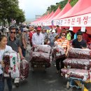 “축제장 안에서 고추 구매하세요”, 괴산고추축제 방아장터에서 양질의 고추 구매 이미지