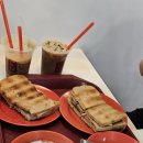 행복한 토스트 이미지