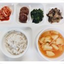 6월 27일 바른 식단 ＜토마토달걀볶음, 해물콩나물찜, 떡갈비구이, 바나나와 복숭아, 미숫가루 외＞ 이미지