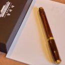 “모나미인 줄 알았더니”… 트럼프가 선물받은 수제 만년필 정체 이미지