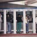 공중전화 부스 옆 이미지