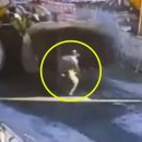 전면 시야 미확보 사고-FRONT LOADER ACCIDENT 😨 이미지
