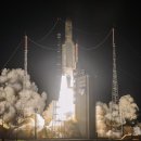 데뷔 업그레이드, Ariane 5 로켓은 궤도에 미국에서 만든 3 개의 위성을 배치합니다. 이미지