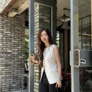 이시안의 소확행룩 아이보리 민소매 재킷과 아디다스 미니백