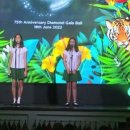 Sofina and Zhi Yi singing the School Song accompanied by Mr. James 이미지