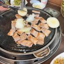 왕솥뚜껑생고기모듬.곱창구이 이미지