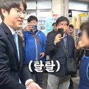 시장 상인과 악수 후 손 터는 하정우 부산북갑 후보 (이재명 심복) 이미지