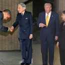 트럼프는 어깨 ‘툭’, 오바마는 90도 인사···일왕 앞에서 상반된 美 대통령 이미지