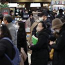 참으로 푸근한 영상, 마스크 쓰고, 책들고, 줄서고 - The Korea Herald( 영자신문) 이미지