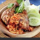 아얌 뻐녯(Ayam Penyet), 인도네시아의 대표적인 닭고기 요리 이미지