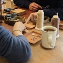 [6월 재능나눔] 소중한 분들을 위한 내 손으로 만든 선물 - 가죽 카드지갑 만들기 | [작업실 소식, 25년 11월] 둘 밖에 없지만, 확실한 업무 분담이 이뤄지는 작업실.