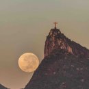 브라질 리오데 자네이루 예수상과 보름달 이미지
