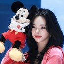 셀럽바비 | 에스파 카리나, 미키마우스 옆에서 뽐낸 비현실적 바비인형 비주얼… 레전드 갱신한 핑크 사복 핏 속보
