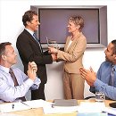 개진주유소 | '심리적 거리감' 친구보다 모르는 남 얘기에 더 솔깃!