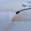 세차하는 남자 이미지