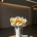 손끝에서 피어나는 페이퍼 플라워 이미지