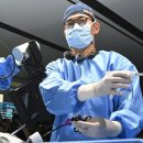 로봇이 메스 건네고 내시경 조작… 인간과 '원팀 수술' 이미지