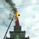 17/12/31 Cross burns as Chinese officials remove it from church - It's the first case of forcible cross demolition in China's Henan province 이미지