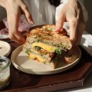 디카프랩 | 남동 벚꽃 카페로도 유명하지만 언제 가도 좋을 것 같은 커피 맛집 ‘샌드스톤커피랩’