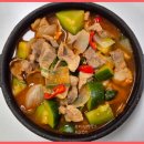 칼칼하게 끓여 먹은 돼지고기 애호박 찌개 이미지