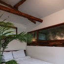 돌담 너머 하늘 이미지