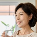 “노화 막는 기본 습관은 물 섭취”… ‘이런 증상’ 있다면 지금 당장 한 잔을 이미지