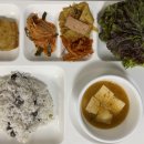 2021.08.25 - 검정콩밥, 두부된장찌개, 고등어구이, 모듬쌈 + 쌈장, 진미채, 햄어묵볶음, 배추김치 이미지