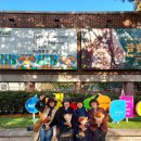 친구와 돌담길 이미지