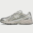 7405 | 뉴발란스 NBPDGS105S U7405I7 SILVER | 메탈릭 컬러가 특징인 러닝 헤리티지 스니커즈