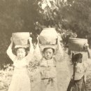 물동이 이고 가는  이미지