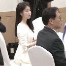 아이유 자세 진짜 올곧다 이미지