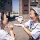 우물가의 미소 이미지