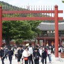 현장 체험학습을 강요한 교장과 체험학습담당 교사와의 갈등 이미지