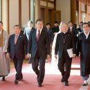 17/12/15 Korean leader calls on religions to help spur North talks - President Timothy Moon Jae-in meets religious leaders, challenges them to come up 이미지