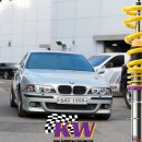 에이치케이모터즈 | 아날로그 감성의BMW M5(e39)에 KW V3의 현대적인 퍼포먼스를 더했습니다.