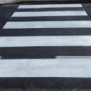 횡단보도 앞 이미지