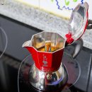 모카포트로 에스프레소 만들어 마시다 이미지