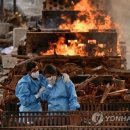 인도 코로나 사망자 누적 40만명..절반이 최근 두 달 사이 발생 이미지