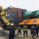 지게차 사고들-TOP 25 Dangerous Forklift Fails - Heavy Equipment Crashes - Idiots 이미지