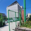 축구장 옆 화단 이미지