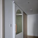 주식회사 와이솔루션 | 부산동래구중문 우드슬라이딩 아치형으로 세련되고 고급진 중문을 만들어보세요.