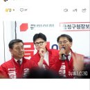 연설을 듣고 있는 한동훈 국민의힘 대표.jpg 이미지