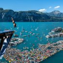 레드불 절벽 다이빙을 위해 27m 플랫폼에서 스위스 호수로 도약하는 선수들 이미지