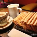 고소하고 달달한 싱가포르 카야토스트와 연유 담뿍 커피 이미지