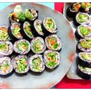 상큼한 양상추가 듬뿍 들어간 샐러드 김밥 이미지
