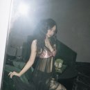 ✨ "또 한 번 시선 강탈!"…제니, 란제리 룩부터 발등 천사 타투까지 '파격 스타일' 화제